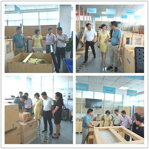 泰來集團董事長王天佑帶領濱湖區領導參觀公司產品展示廳 泰來集團董事長王天佑帶領濱湖區領導參觀公司產品展示廳