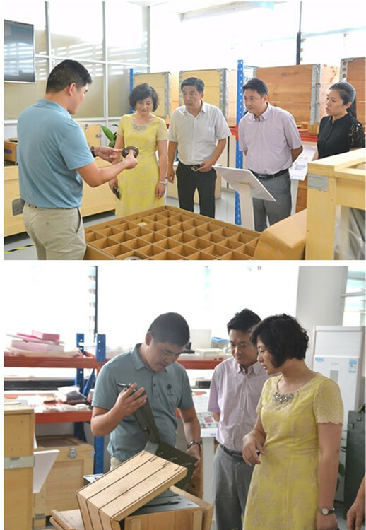 王天佑董事長向區領導展示公司的專利產品 王天佑董事長向區領導展示公司的專利產品